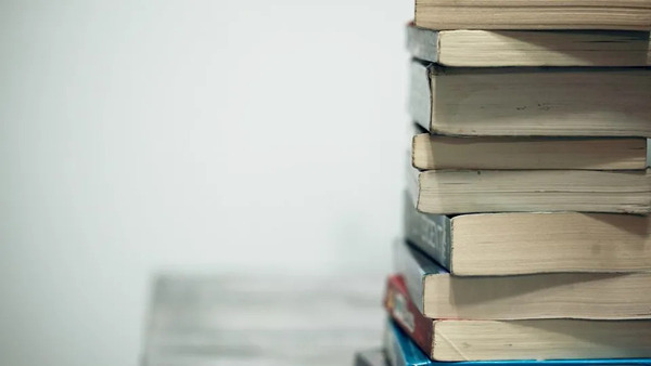 Carnet ouvert et stylo sur une table en bois bien rangée